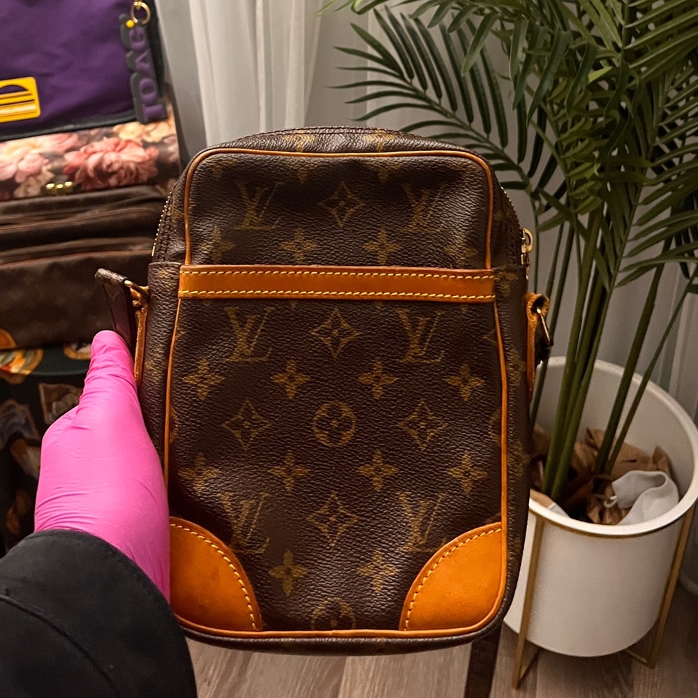 *VINTAGE* LOUIS VUITTON
Monogram Danube 21 *VIDEO INCLUDED*